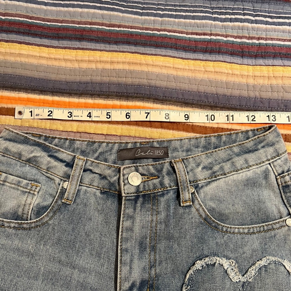Cali 1850 Women Light Wash Distressed Heart Pocket Jeans Size 5 27 - Picture 7 of 7